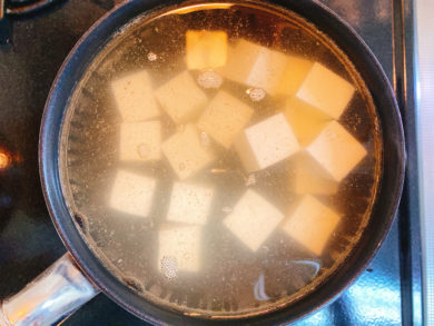 小鍋に入れた出汁と豆腐