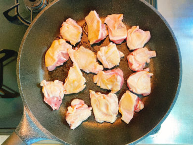 鶏肉をフライパンで焼いている写真