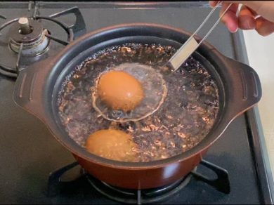 卵を鍋に入れている写真