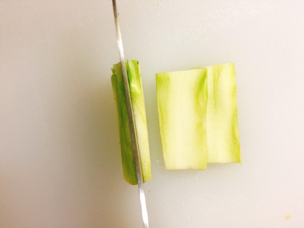 ブロッコリーの茎を5mm幅に切る画像