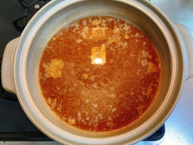 土鍋に入れた味噌スープ