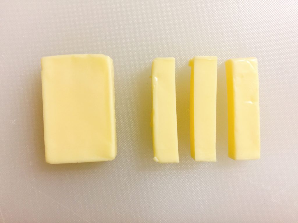 縦3つに切ったチーズ