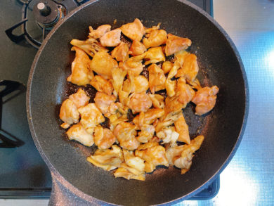 完成した鶏もも肉と舞茸の柚子味噌炒め