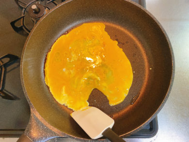 フライパンで卵を焼いている写真