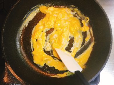 フライパンでスクランブルエッグ状に卵を焼いている画像