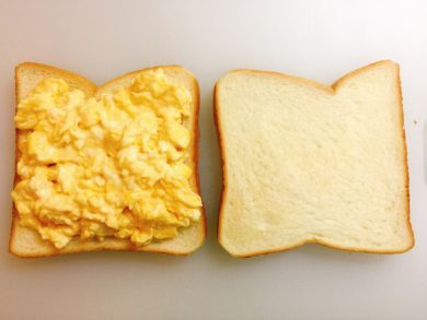片方のパンに卵をのせた画像