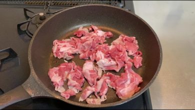 豚肉を炒めている写真