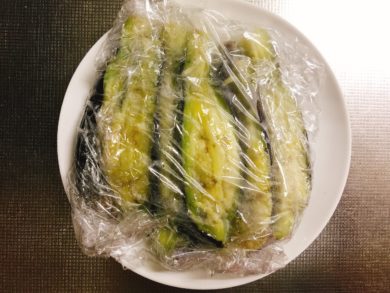 焼きナスをラップで包んで皿にのせた画像