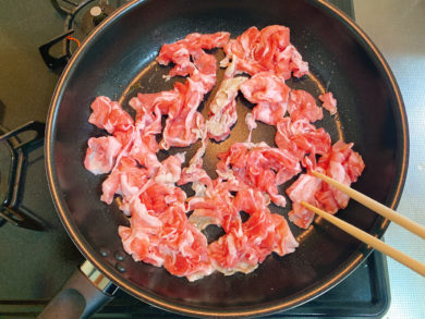 フライパンで炒めた豚肉