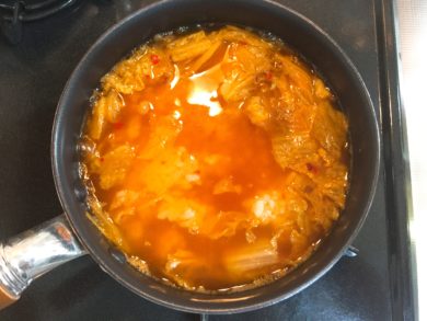 キムチスープにご飯を入れた画像