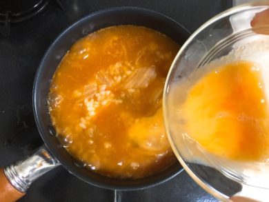 キムチスープに卵を入れた画像