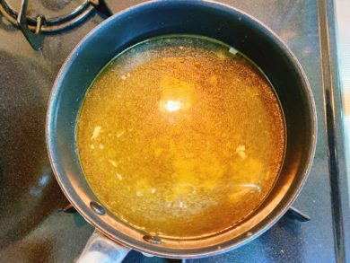 鍋に入れたコンソメスープ