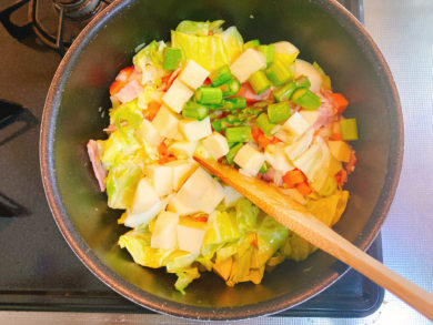お鍋で野菜を炒めている写真