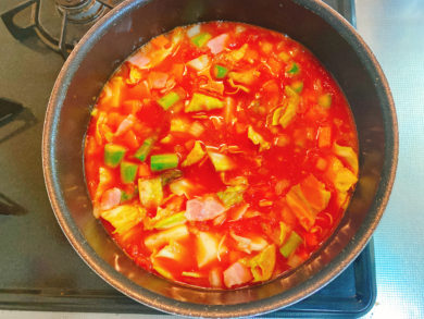 鍋にトマト缶を追加した写真