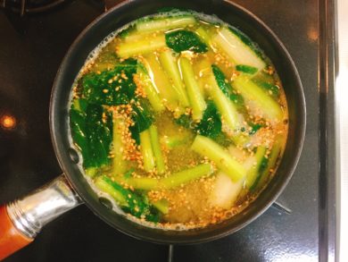 小松菜の味噌汁にゴマを入れた画像