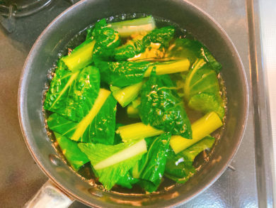 小松菜を出汁で煮ている写真