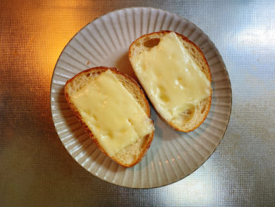 チーズをのせたパン