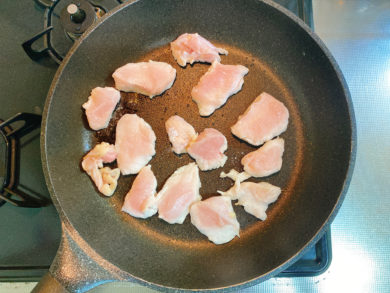 フライパンで鶏肉を焼いている写真