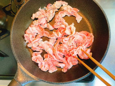 フライパンで豚肉を炒めている写真