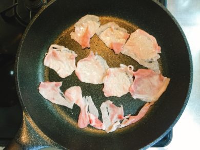 フライパンで豚肉を焼いている画像