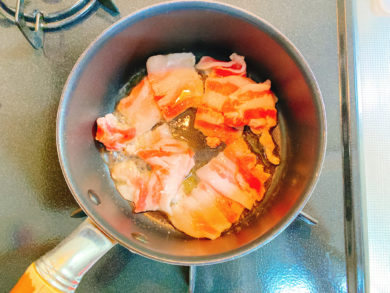 鍋で炒めている豚バラ