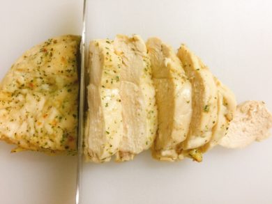 完成したサラダチキンを包丁で切っている画像