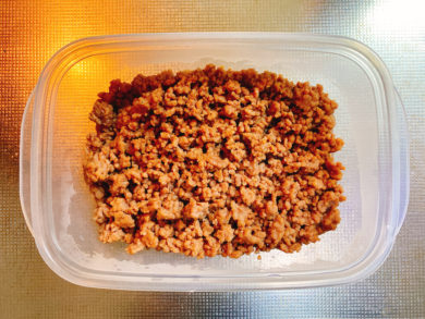 耐熱容器に入れたそぼろ