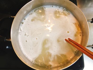 鍋で素麺を茹でる画像
