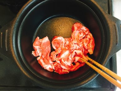 豚肉を焼いている画像