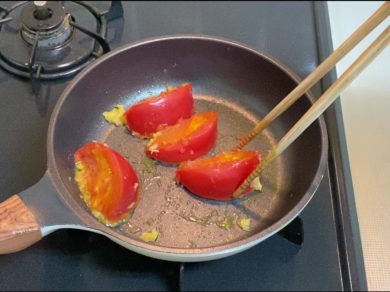 フライパンでトマトを炒める写真