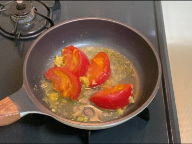 トマトにタレを加えた写真