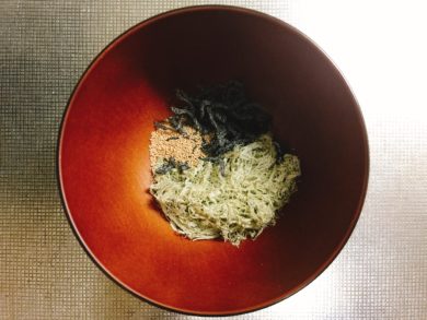 お湯を注ぐだけ とろろ昆布のお吸い物レシピ