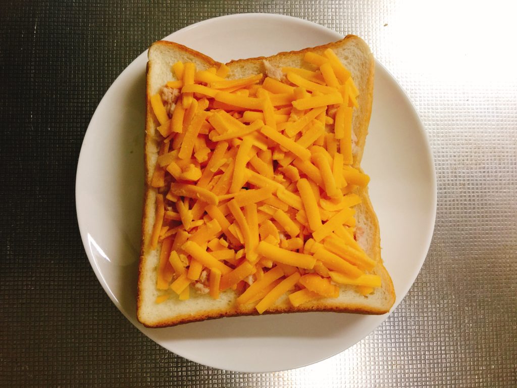 食パンにツナとチーズをのせた画像